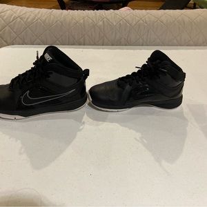 Nike shoes boys size 5.5 better world